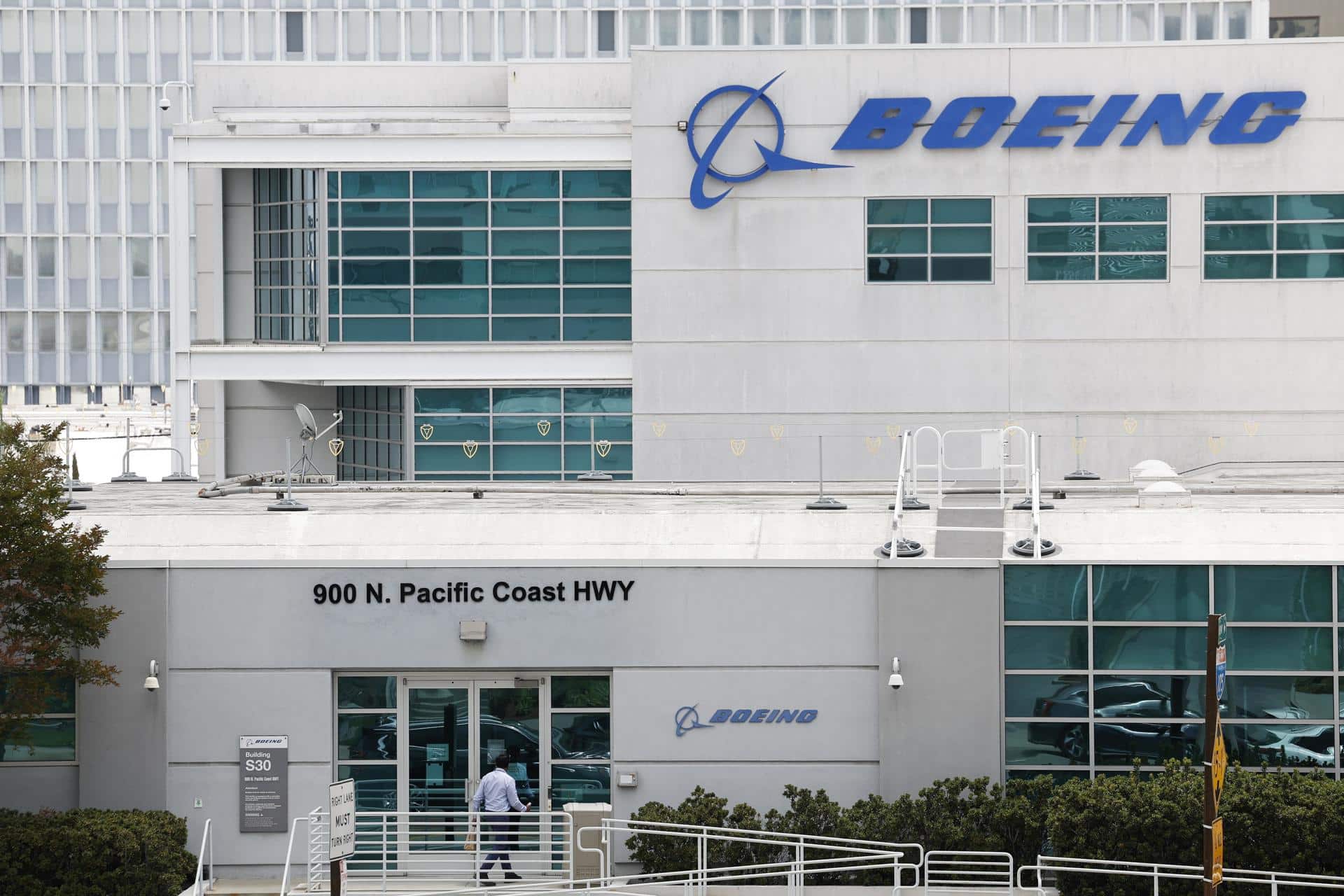 Fotografía de archivo de una persona que ingresa a una de las oficinas de Boeing en El Segundo, California, Estados Unidos. EFE/EPA/Caroline Brehman