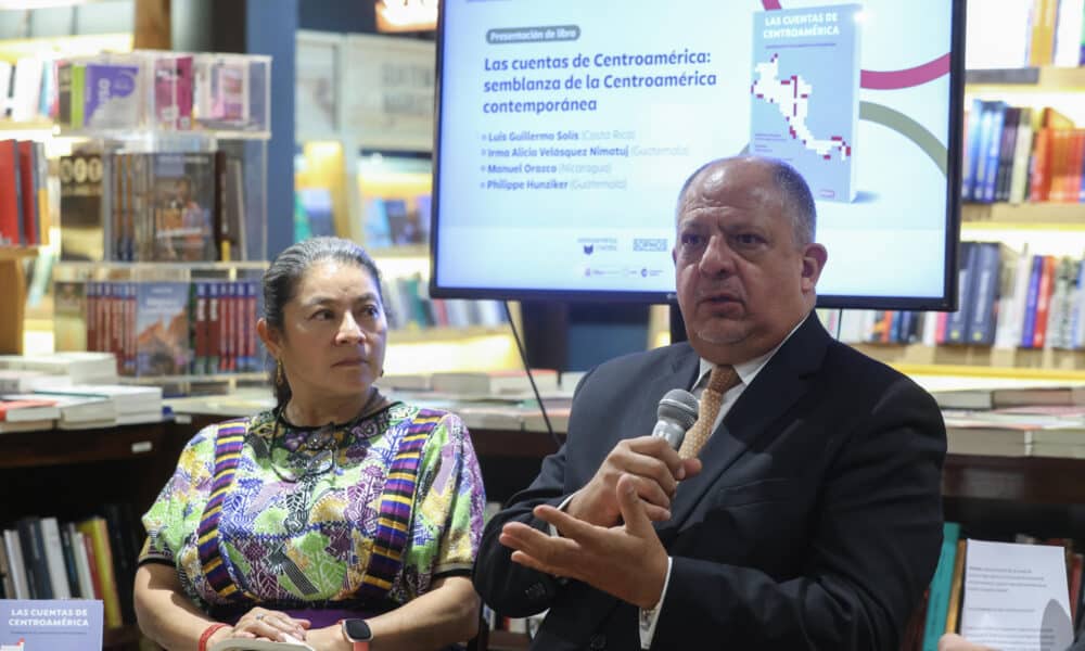 El expresidente de Costa Rica Luis Guillermo Solis y la escritora Irma Alicia Nimantuj participan en un foro durante la presentación del libro ´Las Cuentas de Centroamérica´, este lunes en Ciudad de Guatemala (Guatemala). EFE/ Mariano Macz