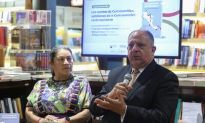 El expresidente de Costa Rica Luis Guillermo Solis y la escritora Irma Alicia Nimantuj participan en un foro durante la presentación del libro ´Las Cuentas de Centroamérica´, este lunes en Ciudad de Guatemala (Guatemala). EFE/ Mariano Macz