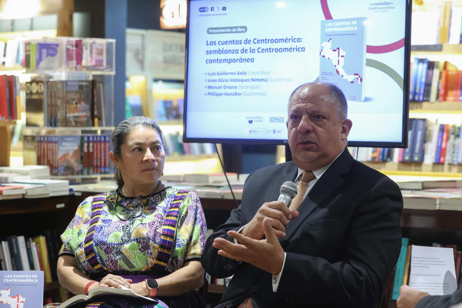 El expresidente de Costa Rica Luis Guillermo Solis y la escritora Irma Alicia Nimantuj participan en un foro durante la presentación del libro ´Las Cuentas de Centroamérica´, este lunes en Ciudad de Guatemala (Guatemala). EFE/ Mariano Macz