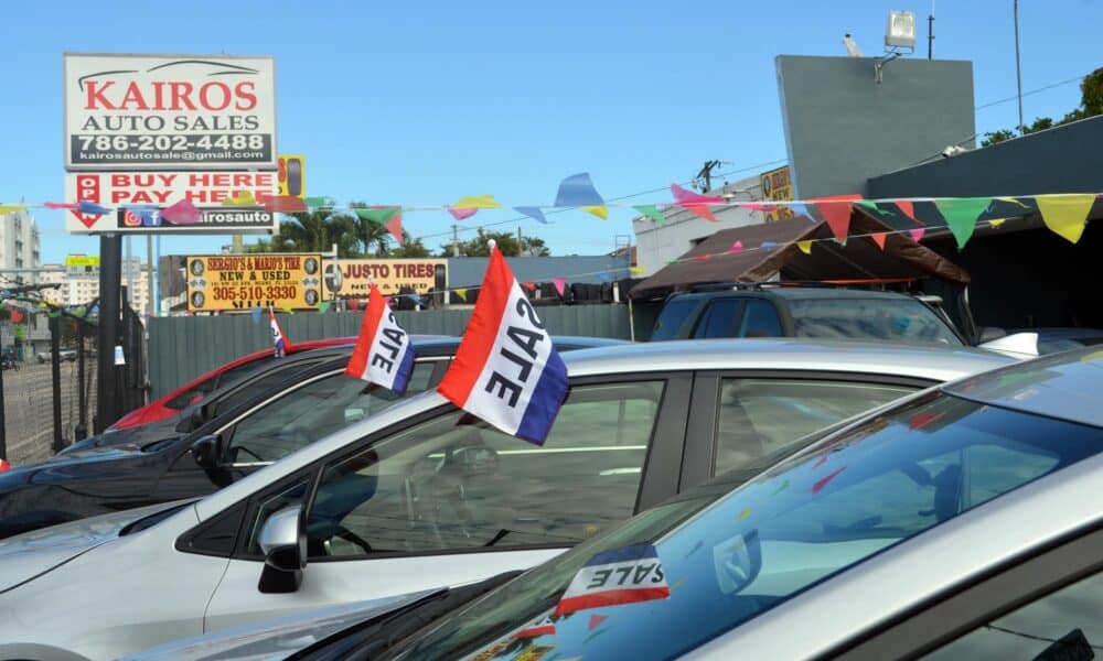 Fotografía de un negocio de venta de autos usados en Miami, Florida (EE. UU). Archivo. EFE/Álvaro Blanco