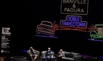 Los escritores John Banville (c) y Leonardo Padura (i), Premio Príncipe y Princesa de Asturias de las Letras 2014 y 2015, respectivamente, mantienen un encuentro con miembros de clubes de lectura de varias comunidades autónomas para analizar, entre otros asuntos, las claves de la novela negra, un género en el que ambos han destacado, este viernes en Oviedo. EFE/Paco Paredes