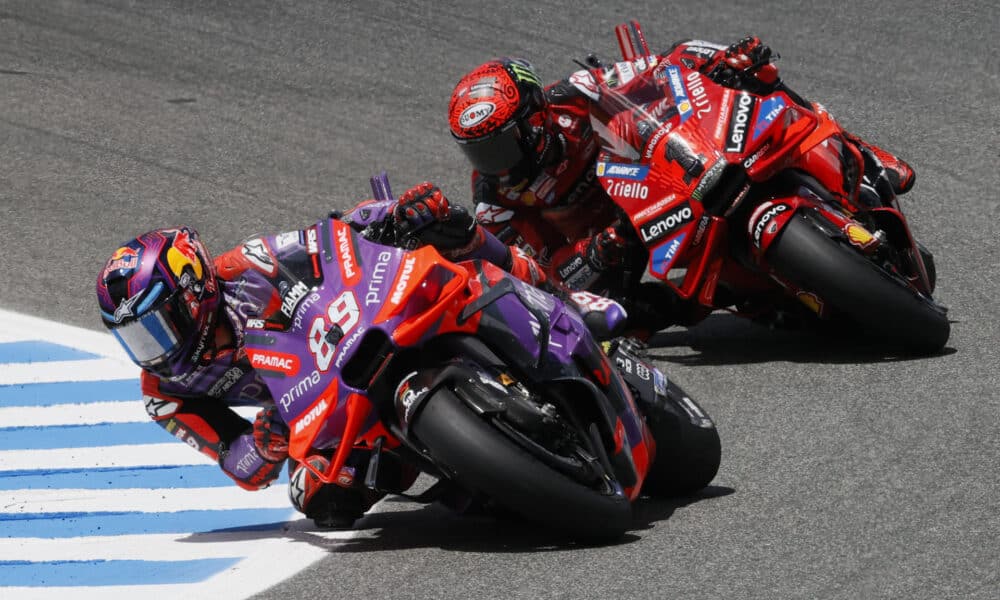 Imagen de archivo del piloto italiano de MotoGP Francesco Bagnaia (d) (Ducati Lenovo Team) y el español Jorge Martín (i) (Prima Pramac Racing). EFE/José Manuel Vidal