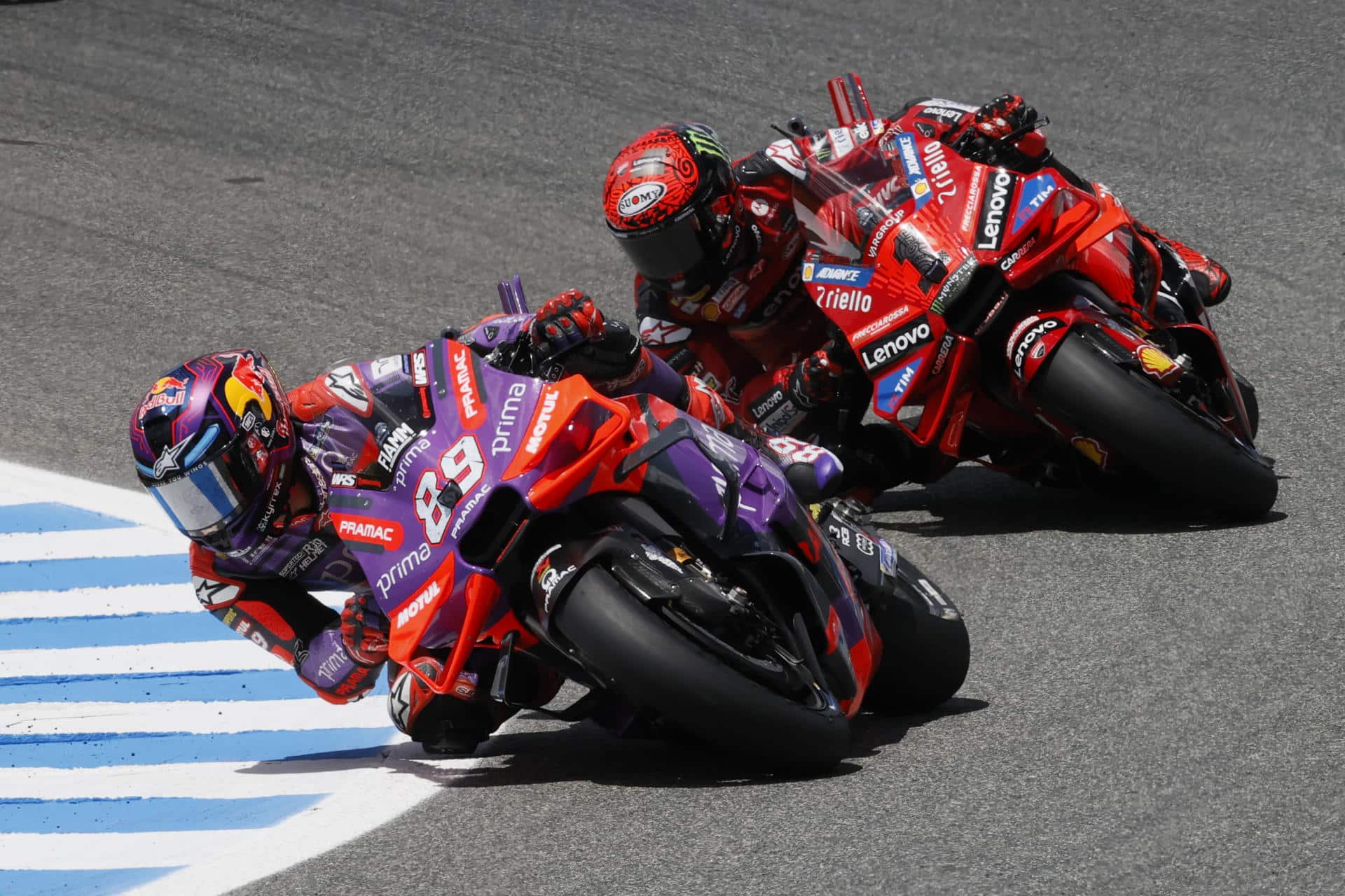 Imagen de archivo del piloto italiano de MotoGP Francesco Bagnaia (d) (Ducati Lenovo Team) y el español Jorge Martín (i) (Prima Pramac Racing). EFE/José Manuel Vidal