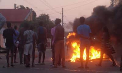 Manifestantes establecen barricadas improvisadas durante una protesta contra los resultados de las elecciones en Maputo, Mozambique, el 24 de octubre de 2024. EFE/EPA/EMIDIO JOZINE