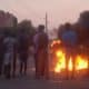 Manifestantes establecen barricadas improvisadas durante una protesta contra los resultados de las elecciones en Maputo, Mozambique, el 24 de octubre de 2024. EFE/EPA/EMIDIO JOZINE