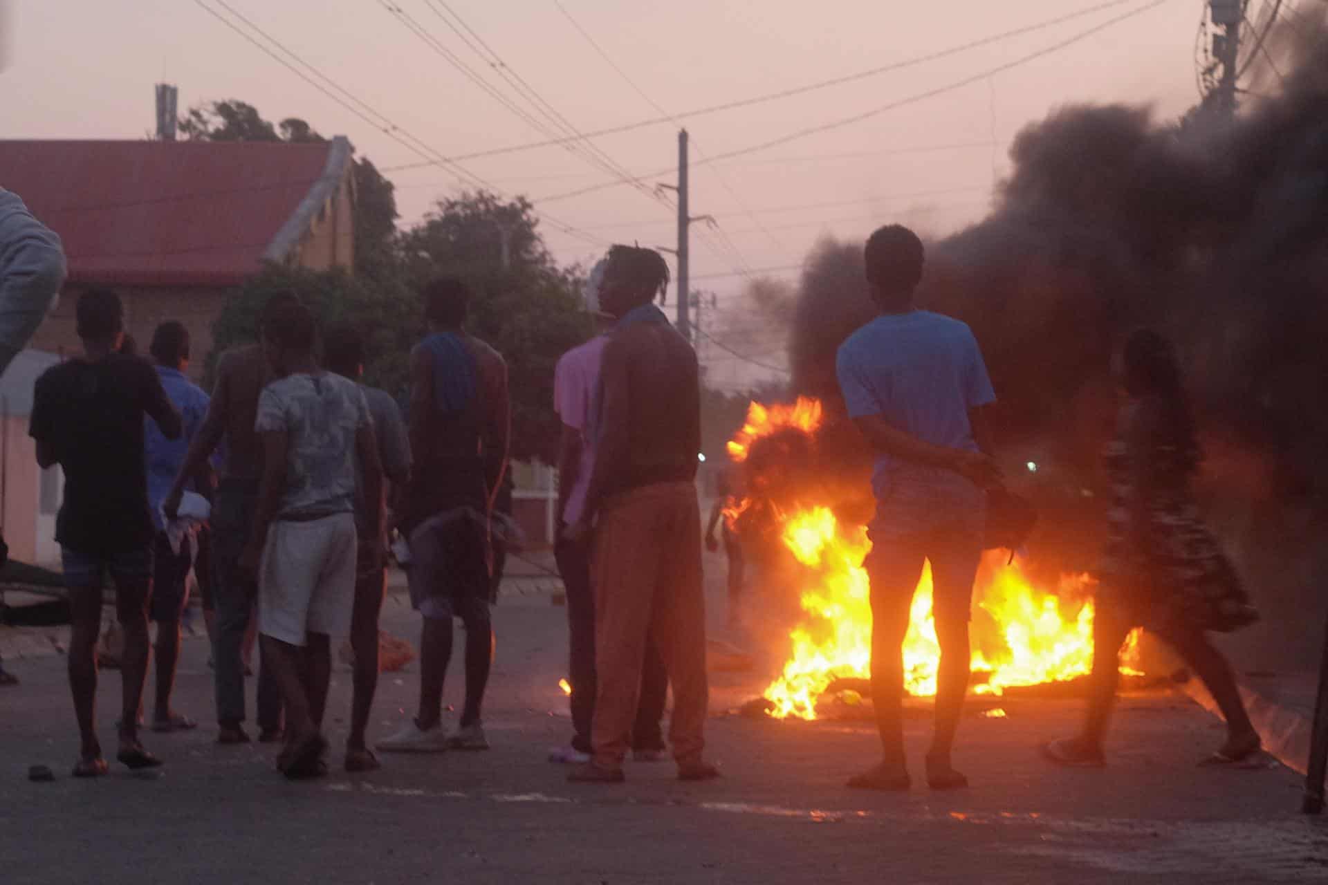 Manifestantes establecen barricadas improvisadas durante una protesta contra los resultados de las elecciones en Maputo, Mozambique, el 24 de octubre de 2024. EFE/EPA/EMIDIO JOZINE