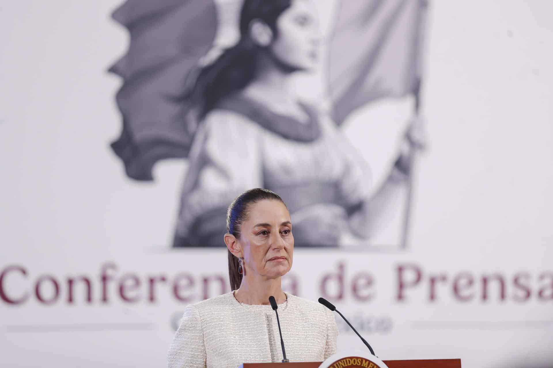 La presidenta de México, Claudia Sheinbaum, participa este martes durante una rueda de prensa, en Palacio Nacional de la Ciudad de México (México). EFE/Isaac Esquivel