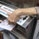 Una persona vota por correo en el primer día de votación anticipada en Florida para las elecciones presidenciales estadounidenses de 2024 en la biblioteca regional de Coral Gables en Miami, Florida, EE.UU., 21 de octubre 2024.EFE/EPA/Cristobal Herrera-Ulashkevich