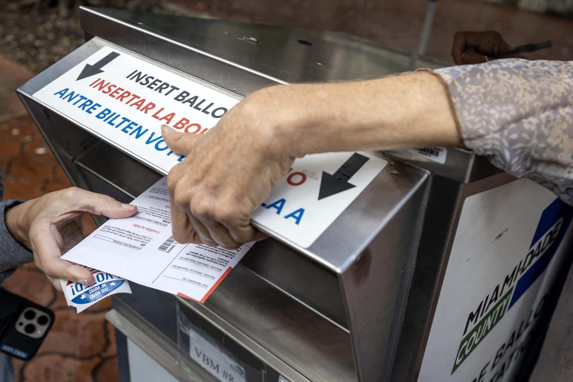 Una persona vota por correo en el primer día de votación anticipada en Florida para las elecciones presidenciales estadounidenses de 2024 en la biblioteca regional de Coral Gables en Miami, Florida, EE.UU., 21 de octubre 2024.EFE/EPA/Cristobal Herrera-Ulashkevich