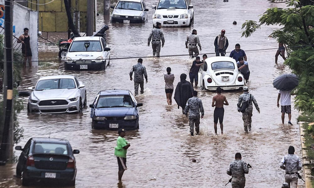 Imagen de archivo de vehículos que transitan por una calle inundada en Acapulco (México). EFE/ David Guzmán / MÁXIMA CALIDAD DISPONIBLE