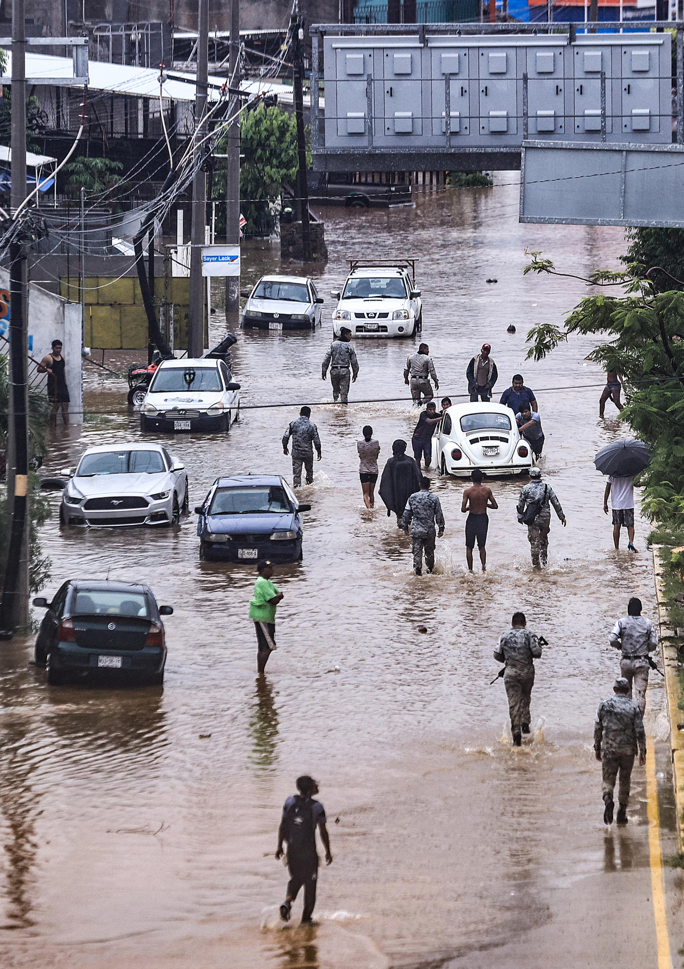 Imagen de archivo de vehículos que transitan por una calle inundada en Acapulco (México). EFE/ David Guzmán / MÁXIMA CALIDAD DISPONIBLE