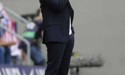 El entrenador del CD Leganés, Borja Jiménez, durante el encuentro correspondiente a la décima jornada de LaLiga EA Sports entre el Atlético de Madrid y el CD Leganés disputado este domingo en el estadio Metropolitano de Madrid. EFE/ Chema Moya