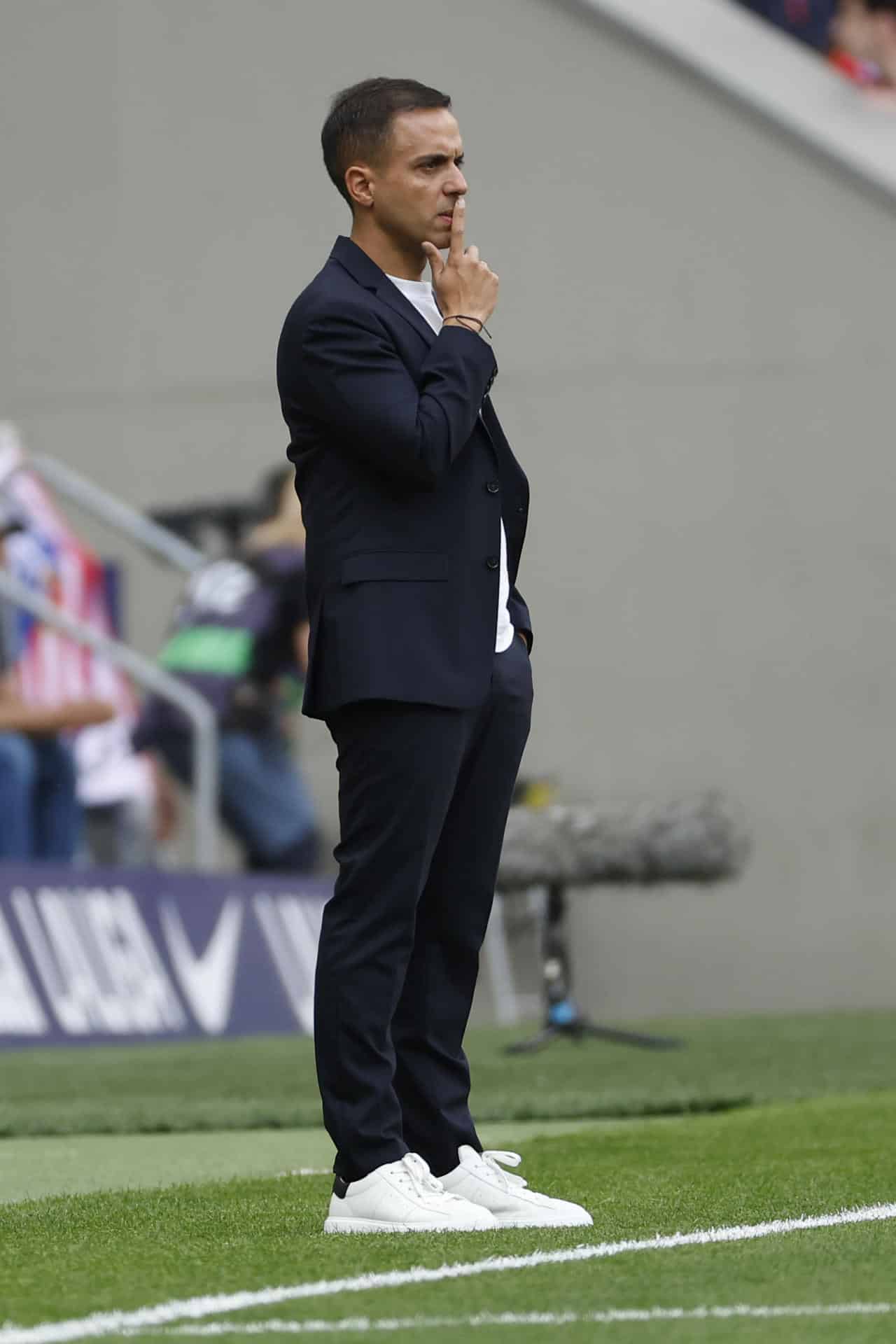 El entrenador del CD Leganés, Borja Jiménez, durante el encuentro correspondiente a la décima jornada de LaLiga EA Sports entre el Atlético de Madrid y el CD Leganés disputado este domingo en el estadio Metropolitano de Madrid. EFE/ Chema Moya