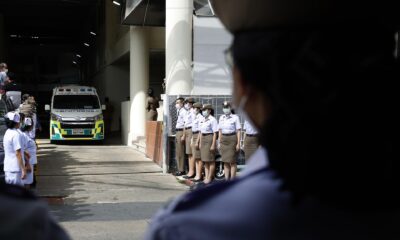 Personal del hospital de la Policía de Bangkok despide a las ambulancias que el miércoles llevaron a las 23 víctimas mortales, incluidos 20 escolares, de un accidente de autobús en Bangkok a la provincia de Uthai Thani, unos 250 kilómetros al norte de la capital. EFE/EPA/NARONG SANGNAK