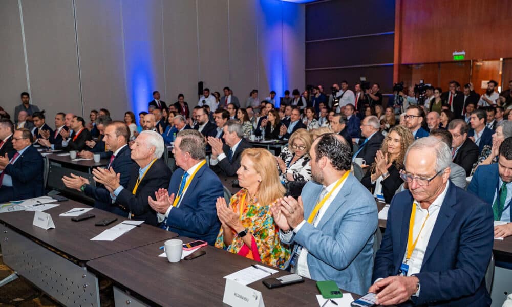 Fotografía cedida por el Consejo Empresarial de América Latina (CEAL) de los asistentes a la XXXV Asamblea Plenaria del CEAL en Asunción (Paraguay). EFE/ Consejo Empresarial de América Latina