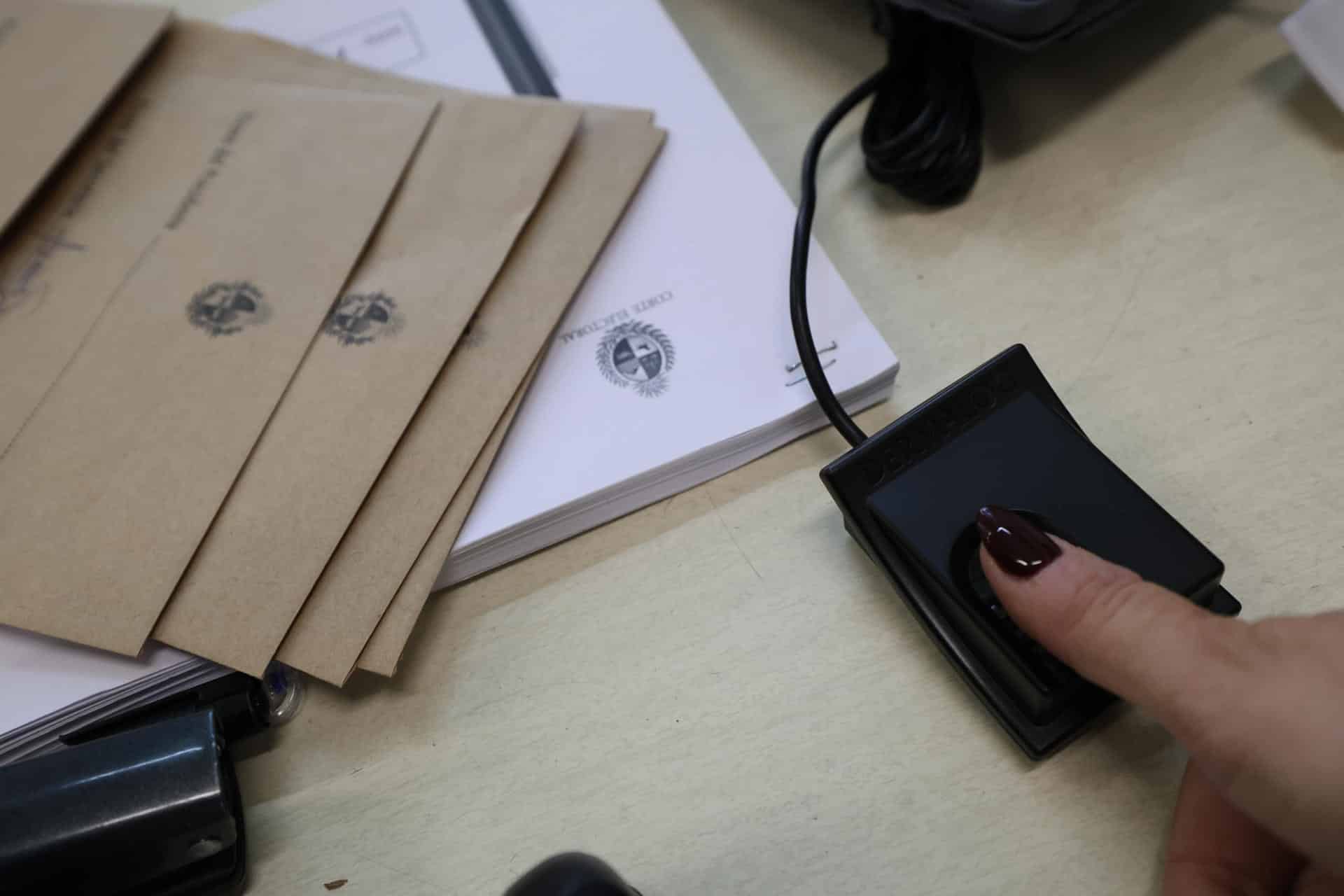 Fotografía de archivo de una persona votando en Uruguay. Las elecciones presidenciales y parlamentarias que Uruguay afrontará el próximo 27 de octubre tendrán una segunda cara que también hará tomar una decisión a la ciudadanía: los plebiscitos sobre la seguridad social y los allanamientos nocturnos. EFE/ Armando Sartorotti