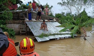 Fotografías cedidas por la Guardia Costera de Filipinas de las inundaciones en la provincia de Albay, en la isla Filipina de Luzón, a causa de la tormenta Trami. EFE/EPA/PHILIPPINE COAST GUARD HANDOUT HANDOUT EDITORIAL USE ONLY/NO SALES