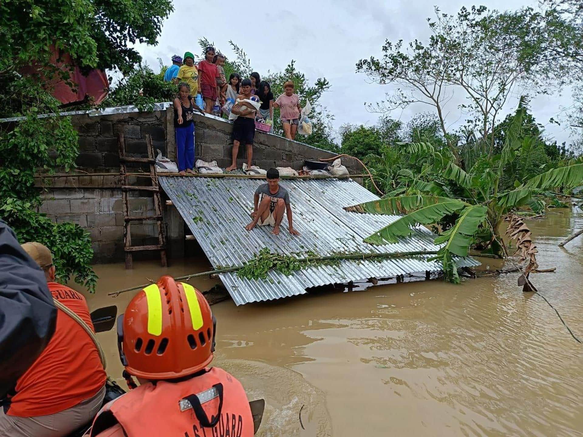 Fotografías cedidas por la Guardia Costera de Filipinas de las inundaciones en la provincia de Albay, en la isla Filipina de Luzón, a causa de la tormenta Trami. EFE/EPA/PHILIPPINE COAST GUARD HANDOUT HANDOUT EDITORIAL USE ONLY/NO SALES