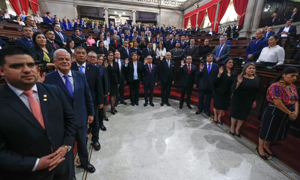 Los 13 magistrados del Supremo de Guatemala para el periodo 2024-2029 hacen juramento este jueves, en Ciudad de Guatemala (Guatemala). EFE/ David Toro