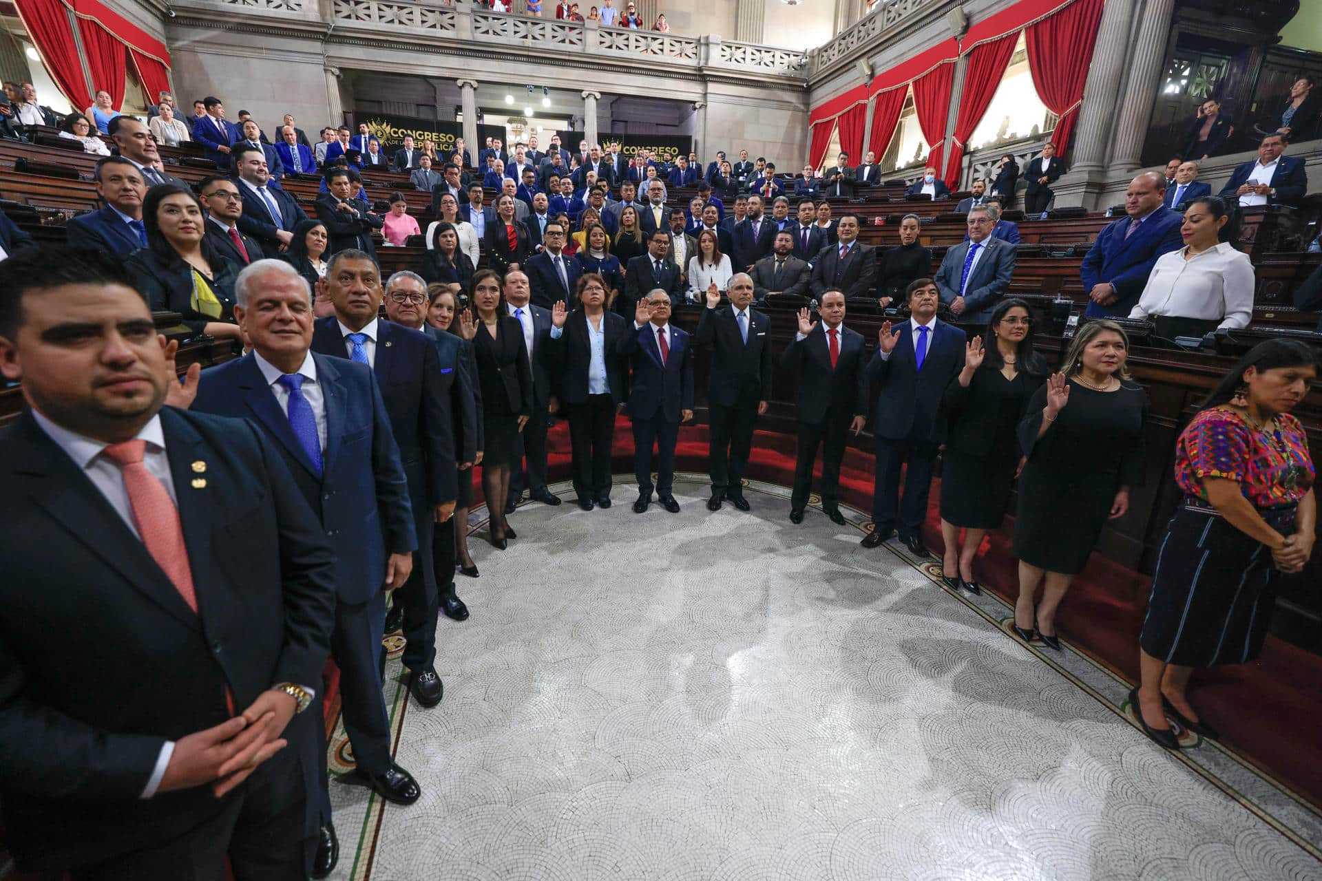 Los 13 magistrados del Supremo de Guatemala para el periodo 2024-2029 hacen juramento este jueves, en Ciudad de Guatemala (Guatemala). EFE/ David Toro