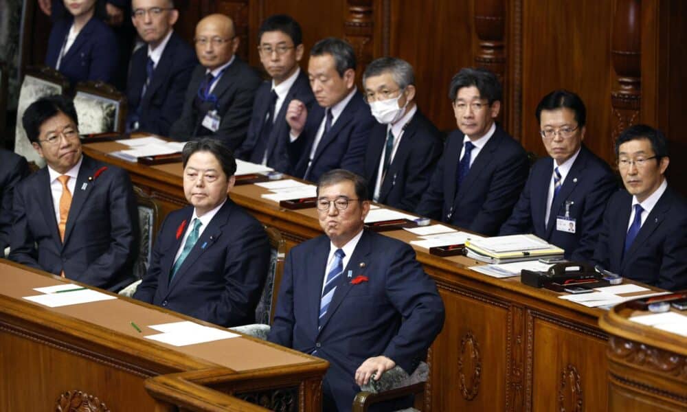 El primer ministro japonés, Shigeru Ishiba (C), reacciona ante el anuncio de la disolución de la cámara baja del Parlamento, en Tokio, Japón, el 9 de octubre de 2024. 
EFE/EPA/FRANCK ROBICHON