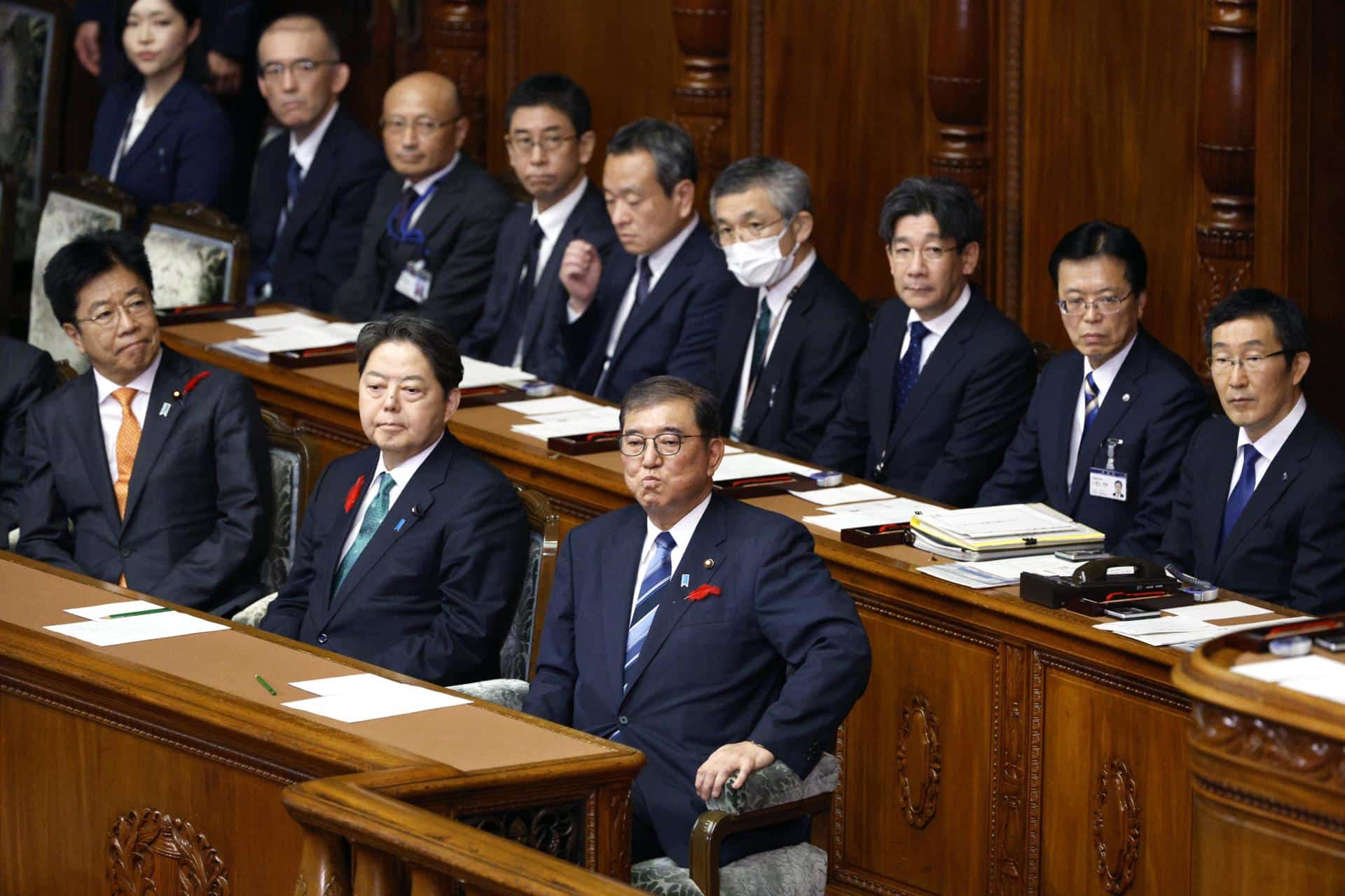 El primer ministro japonés, Shigeru Ishiba (C), reacciona ante el anuncio de la disolución de la cámara baja del Parlamento, en Tokio, Japón, el 9 de octubre de 2024. 
EFE/EPA/FRANCK ROBICHON