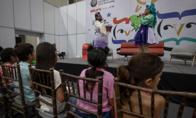 Integrantes del colectivo 'Cuenti Drag' contaron cuentos a los niños y niñas este 6 de octubre de 2024, en el marco de la Feria Internacional del Libro (FIL) en la ciudad de Monterrey (México). EFE/Miguel Sierra.