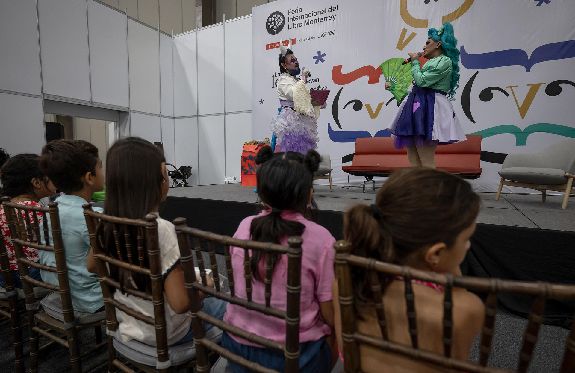 Integrantes del colectivo 'Cuenti Drag' contaron cuentos a los niños y niñas este 6 de octubre de 2024, en el marco de la Feria Internacional del Libro (FIL) en la ciudad de Monterrey (México). EFE/Miguel Sierra.