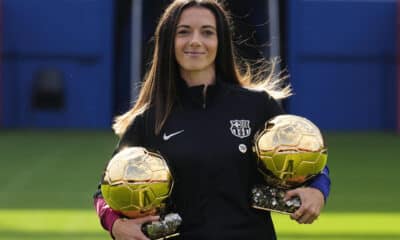 La centrocampista del Barcelona Aitana Bonmatí, que el pasado lunes fue galardonada por segunda vez con el Balón de Oro como mejor jugadora del mundo, posa con los dos trofeos antes de atender a los medios de comunicación este jueves en el estadio Johan Cruyff. EFE/Alejandro García