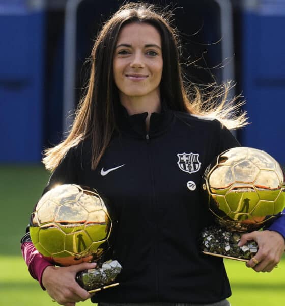 La centrocampista del Barcelona Aitana Bonmatí, que el pasado lunes fue galardonada por segunda vez con el Balón de Oro como mejor jugadora del mundo, posa con los dos trofeos antes de atender a los medios de comunicación este jueves en el estadio Johan Cruyff. EFE/Alejandro García