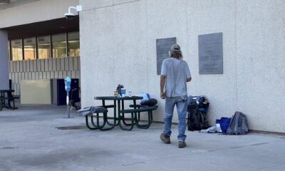 Fotografía del 29 de septiembre de 2024 de una persona sin hogar caminando por el pasillo de entrada del Ayuntamiento de Tucson en Arizona (Estados Unidos). EFE/ Ana Milena Varón