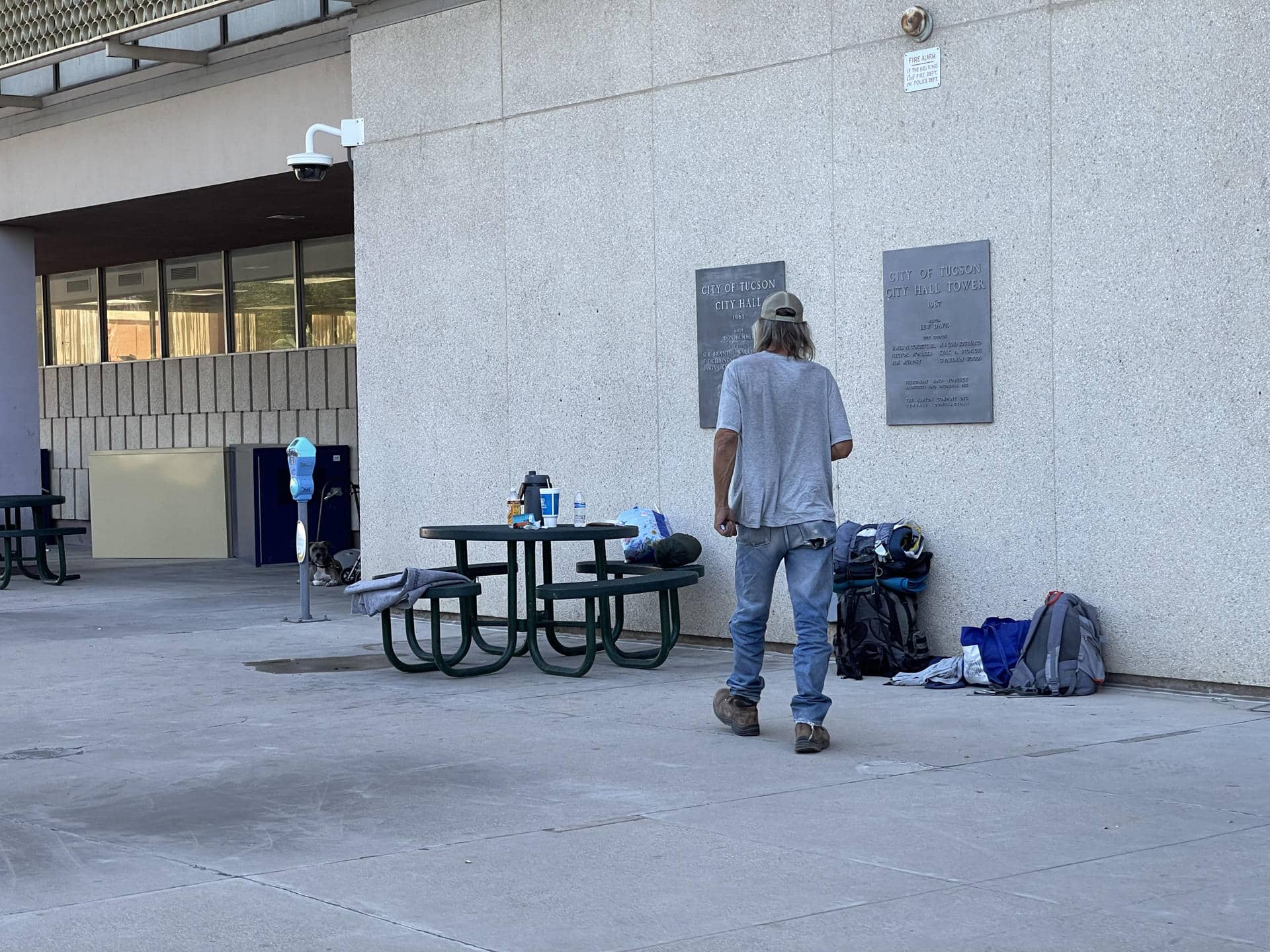 Fotografía del 29 de septiembre de 2024 de una persona sin hogar caminando por el pasillo de entrada del Ayuntamiento de Tucson en Arizona (Estados Unidos). EFE/ Ana Milena Varón