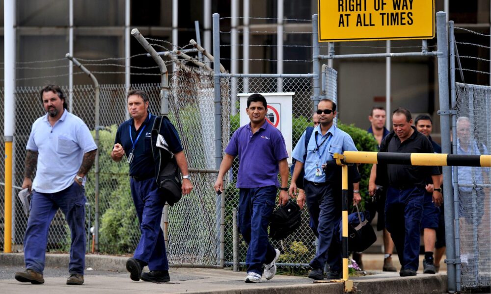 Imagen de archivo de empleados de la compañía Boeing que salen de la fábrica en el oeste de Sídney (Australia). EFE/Paul Miller