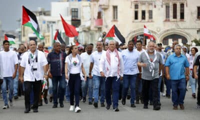 El presidente cubano, Miguel Diaz-Canel (c), junto al Primer ministro, Manuel Marrero, encabezan la marcha en solidaridad con la causa palestina este 14 de octubre de 2024, en La Habana (Cuba). EFE/Ernesto Mastrascusa/POOL