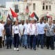 El presidente cubano, Miguel Diaz-Canel (c), junto al Primer ministro, Manuel Marrero, encabezan la marcha en solidaridad con la causa palestina este 14 de octubre de 2024, en La Habana (Cuba). EFE/Ernesto Mastrascusa/POOL