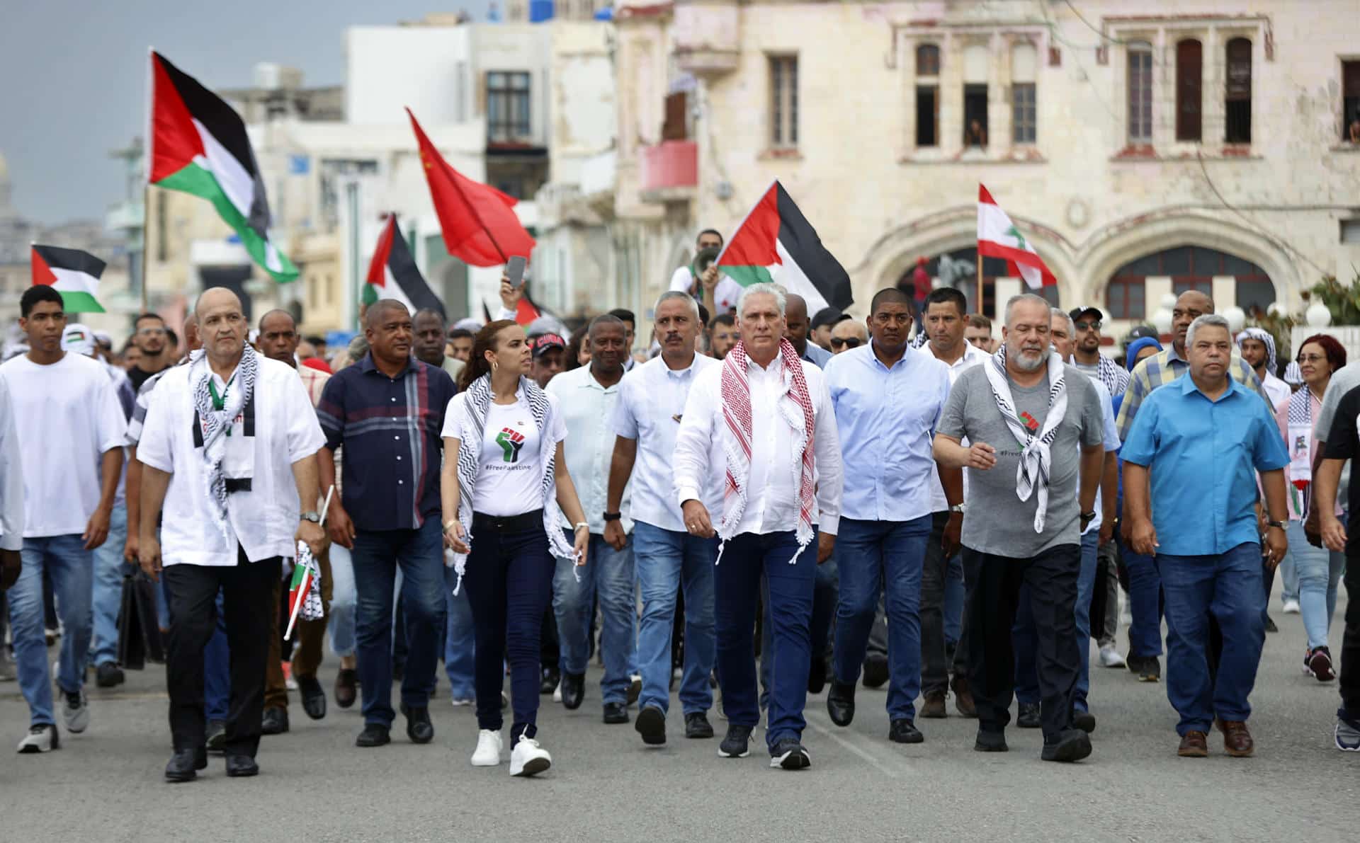 El presidente cubano, Miguel Diaz-Canel (c), junto al Primer ministro, Manuel Marrero, encabezan la marcha en solidaridad con la causa palestina este 14 de octubre de 2024, en La Habana (Cuba). EFE/Ernesto Mastrascusa/POOL