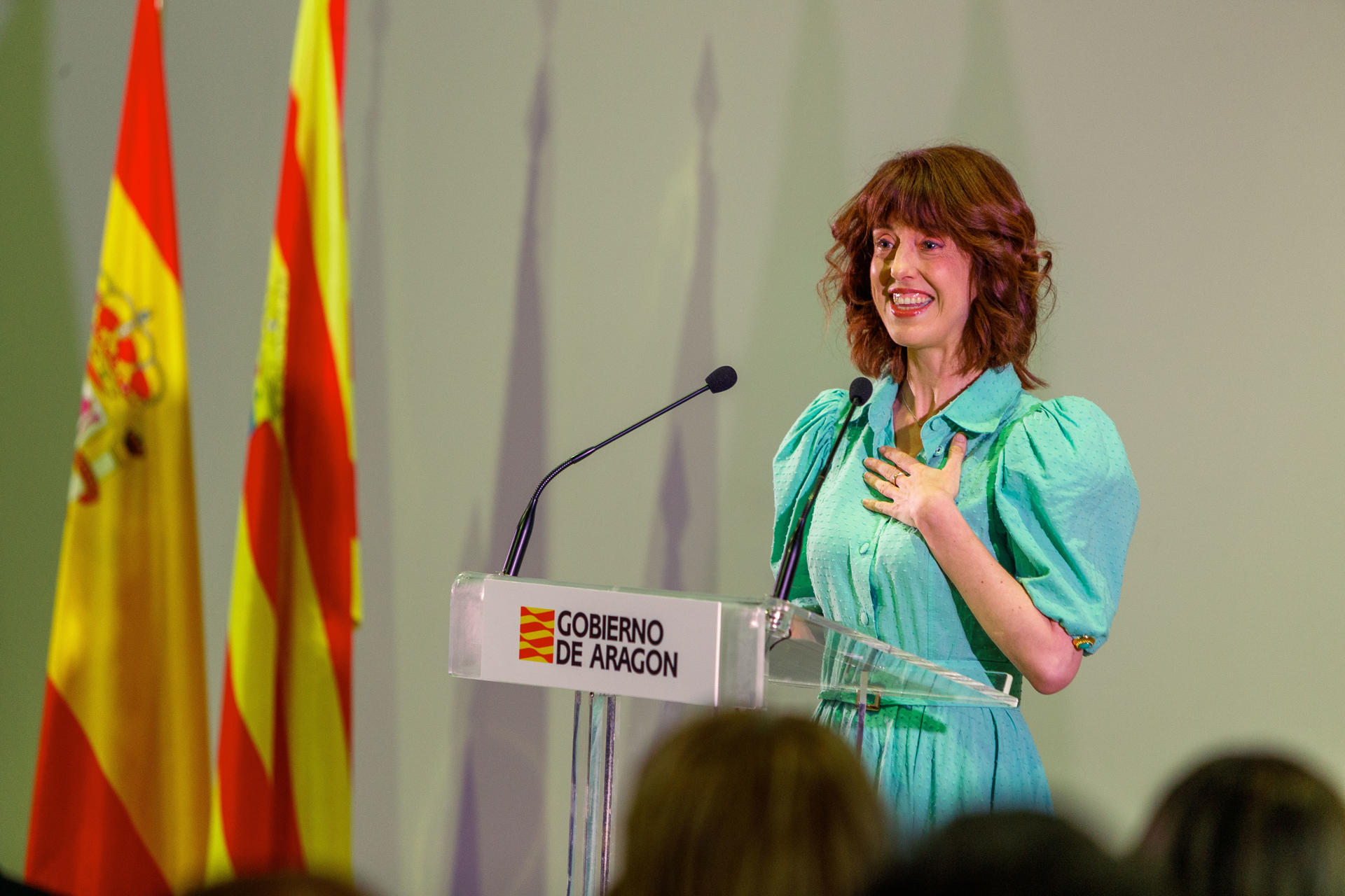 Fotografía de archivo del 31 de mayo de 2024 de la filóloga y escritora española Irene Vallejo meintras recoge el Premio de las Letras Aragonesas, en Zaragoza (España). EFE/Javier Belver