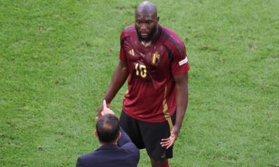 El entrenador de Bélgica Domenico Tedesco de Bélgica da instrucciones a Romelu Lukaku (d) durante el partido de octavos de final de la Eurocopa 2024 entre Francia y Bélgica, en Dusseldorf, Alemania. EFE/EPA/ABEDIN TAHERKENAREH