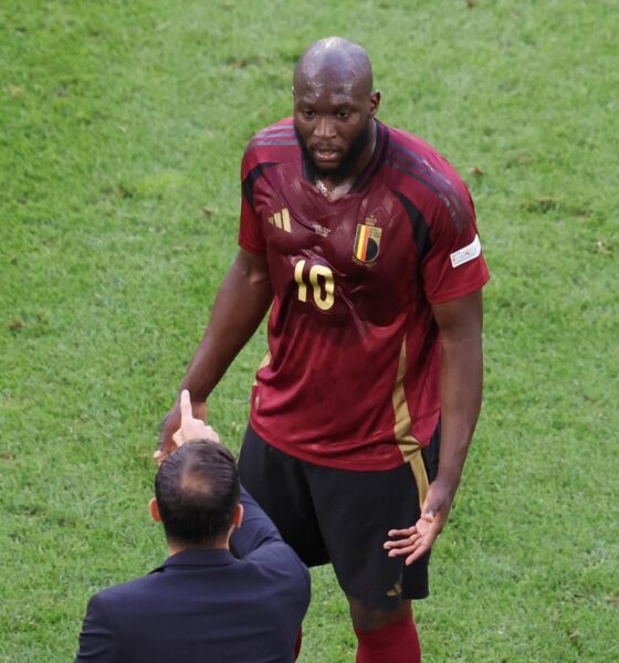 El entrenador de Bélgica Domenico Tedesco de Bélgica da instrucciones a Romelu Lukaku (d) durante el partido de octavos de final de la Eurocopa 2024 entre Francia y Bélgica, en Dusseldorf, Alemania. EFE/EPA/ABEDIN TAHERKENAREH