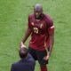 El entrenador de Bélgica Domenico Tedesco de Bélgica da instrucciones a Romelu Lukaku (d) durante el partido de octavos de final de la Eurocopa 2024 entre Francia y Bélgica, en Dusseldorf, Alemania. EFE/EPA/ABEDIN TAHERKENAREH