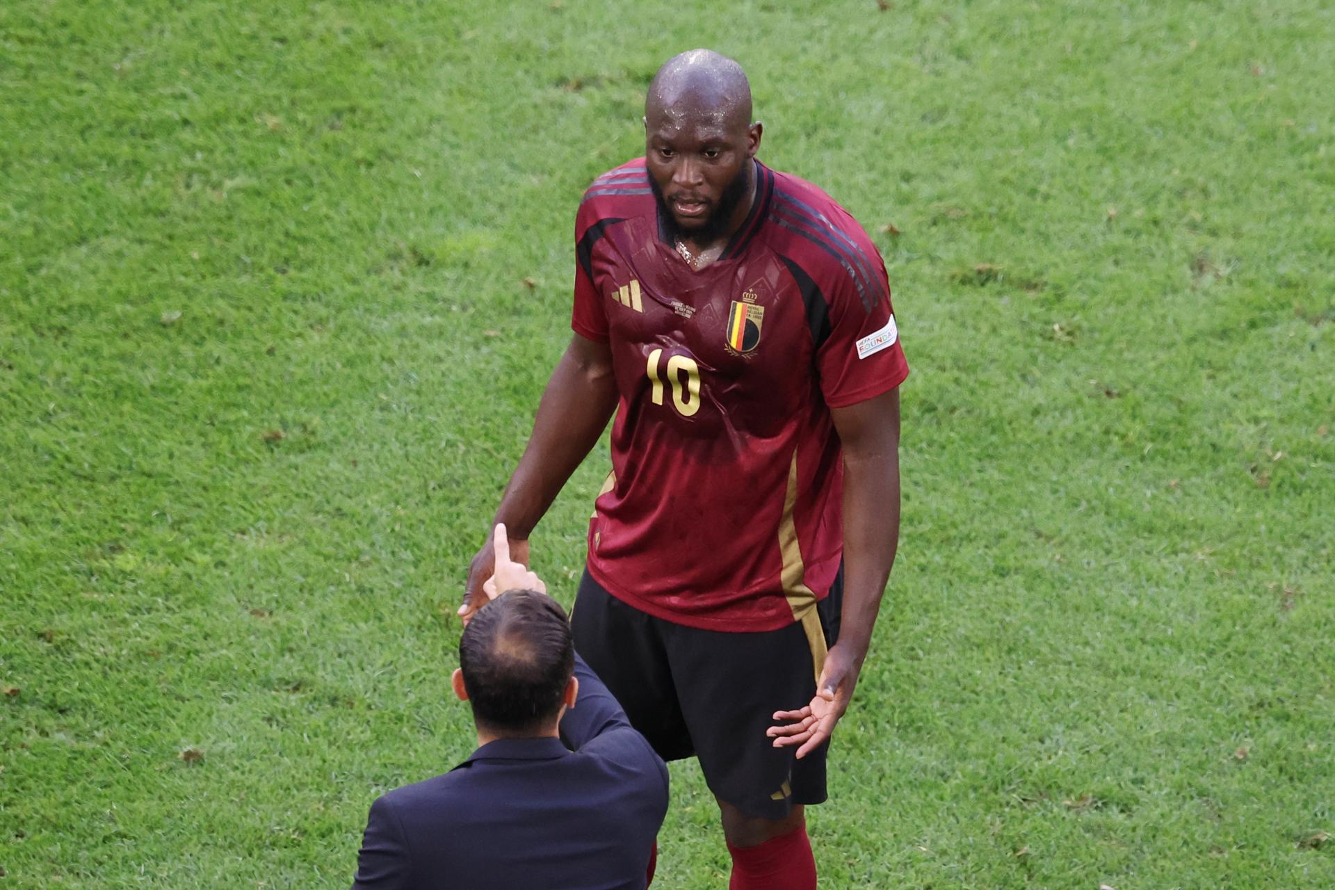 El entrenador de Bélgica Domenico Tedesco de Bélgica da instrucciones a Romelu Lukaku (d) durante el partido de octavos de final de la Eurocopa 2024 entre Francia y Bélgica, en Dusseldorf, Alemania. EFE/EPA/ABEDIN TAHERKENAREH