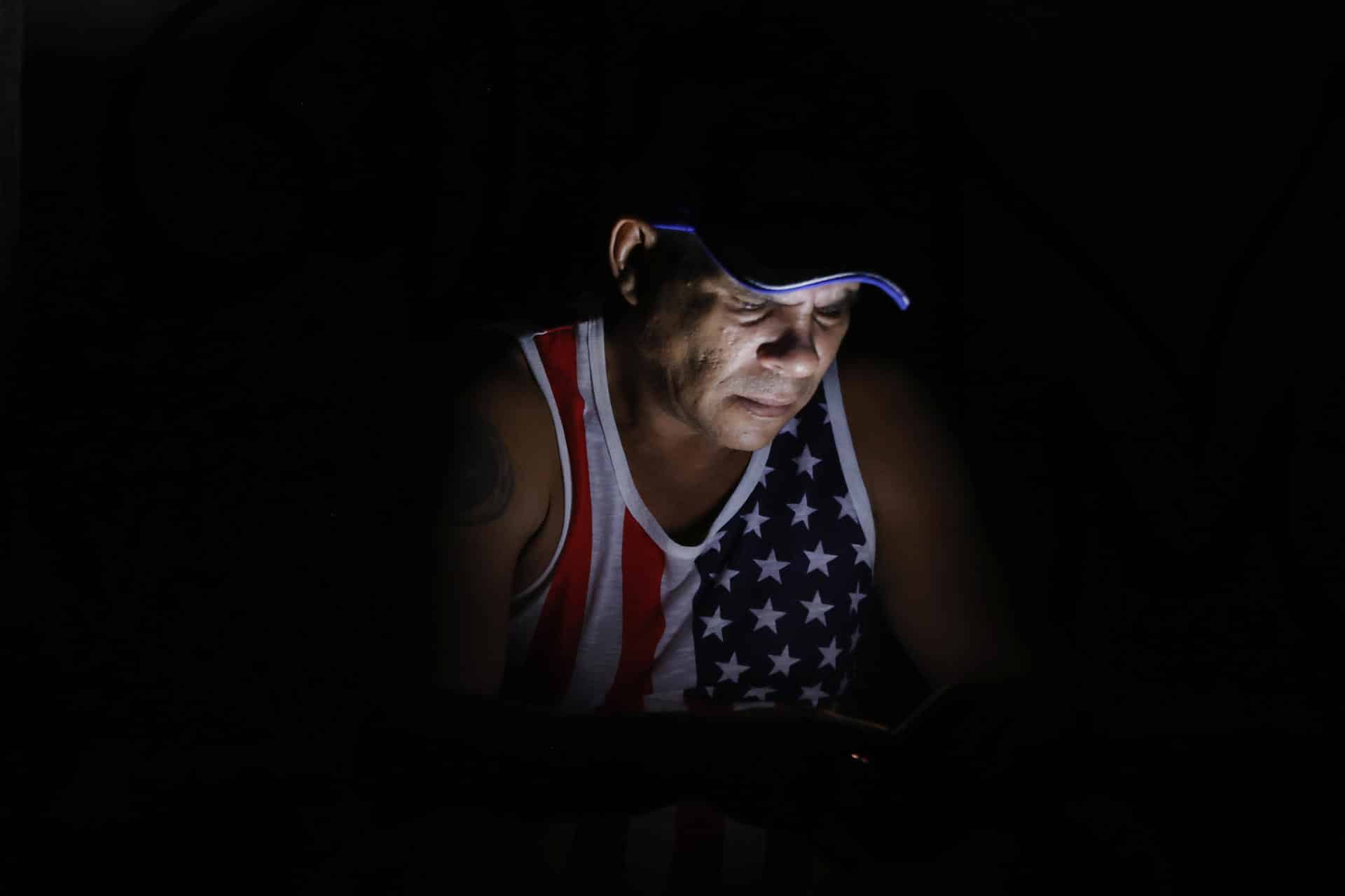 Un hombre observa su celular durante un apagón en La Habana (Cuba). EFE/ Ernesto Mastrascusa