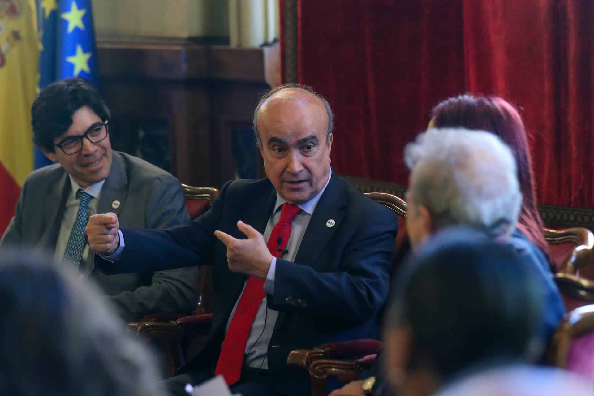 Mariano Jabonero (c), secretario general de la Organización de Estados Iberoamericanos para la Educación, la Ciencia y la Cultura (OEI), institución galardona con el Premio Princesa de Asturias de Cooperación Internacional 2024, mantiene un encuentro este miércoles en la Junta General del Principado de Asturias con responsables políticos y del ámbito de la cooperación. EFE/ J.L. Cereijido