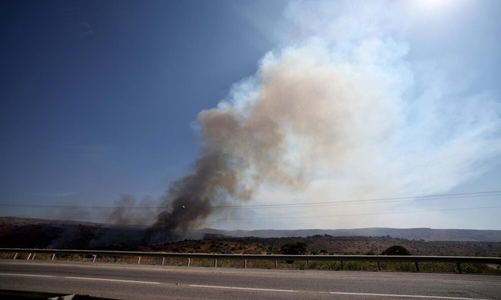 Columnas de humo tras el lanzamiento de cohetes desde el sur del Líbano hacia el norte de Israel, el 11 de octubre de 2024. EFE/EPA/ATEF SAFADI