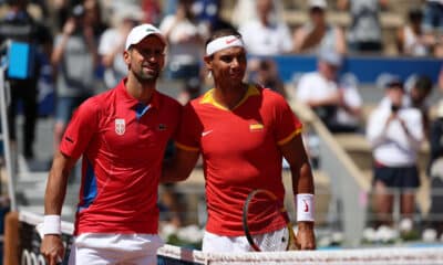 El tenista español Rafa Nadal (d) posa junto al serbio Novak Djokovic (i) durante un partido de los Juegos de París. EFE/ Juanjo Martín