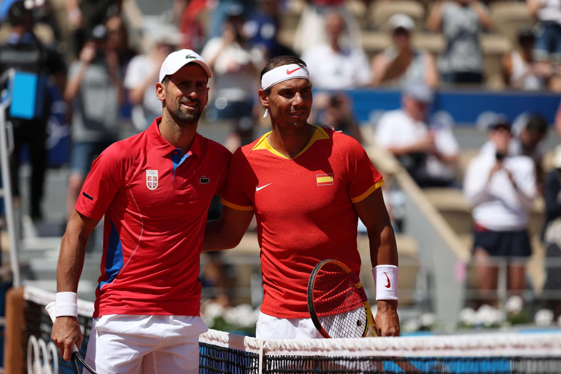 El tenista español Rafa Nadal (d) posa junto al serbio Novak Djokovic (i) durante un partido de los Juegos de París. EFE/ Juanjo Martín