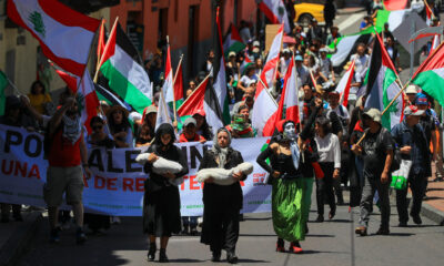 Personas participan en una marcha pro Palestina este sábado en Quito (Ecuador). EFE/José Jácome