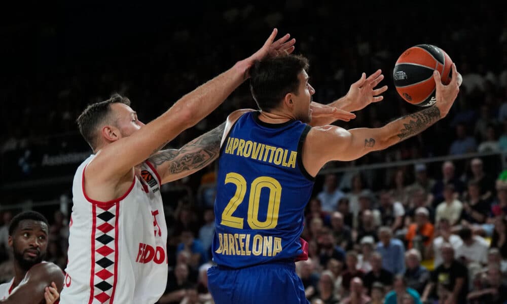 El base argentino del Barcelona Nicolás Laprovittola (d) durante un partido de Euroliga contra el Mónaco esta temporada. EFE/Alejandro García/archivo