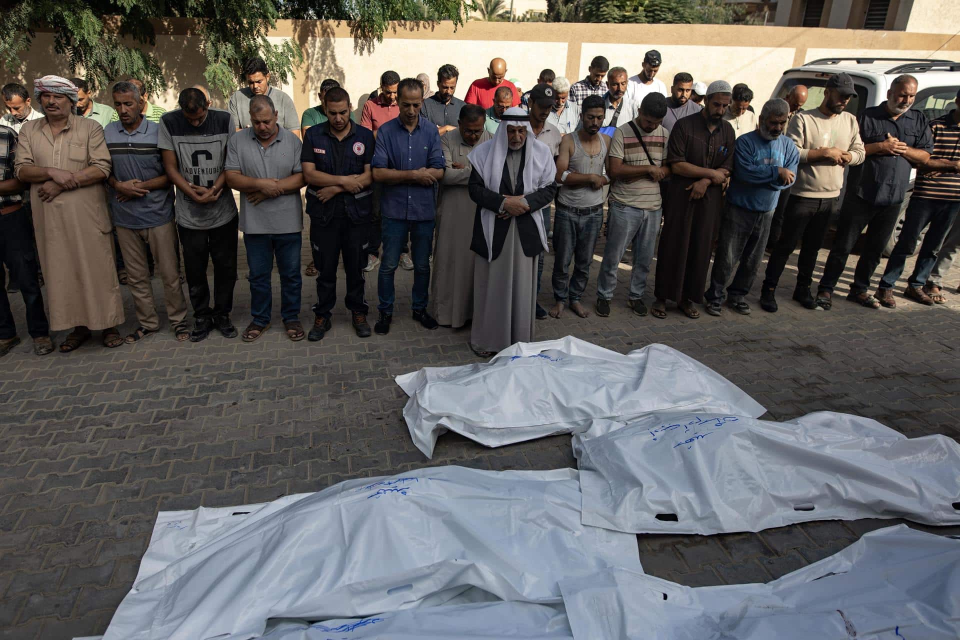 Víctimas palestinas de ataques israelíes en Jan Yunis el pasado 2 de otubre. EFE/EPA/HAITHAM IMAD